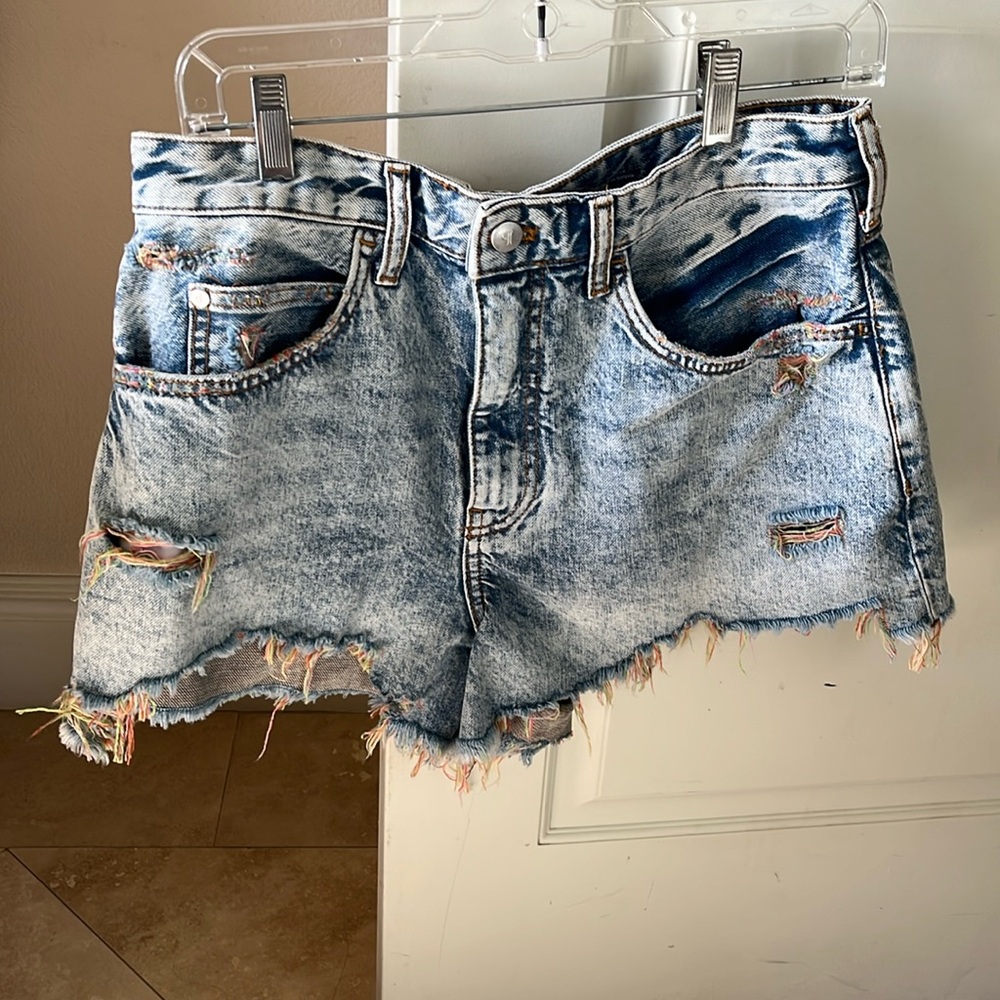 Women’s distressed denim shorts Anthropologie Pilcro size 29